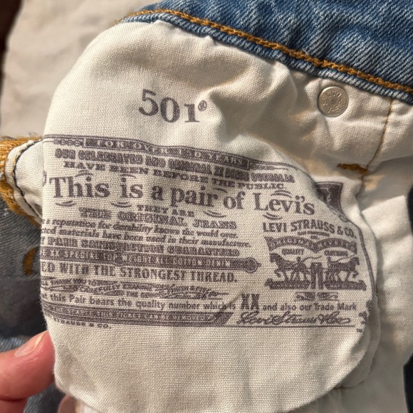 2/$10
Levi’s jeans shorts distressed High Rise 501  EUC button fly size 28 - Picture 4 of 11